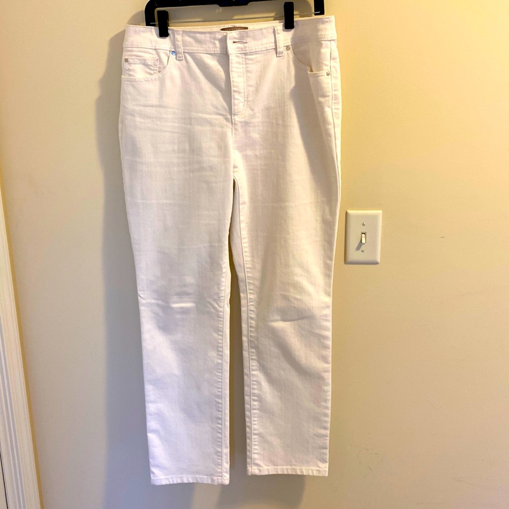 Chicos “fabulously slimming” white denim jeans size 1.5 short EUC